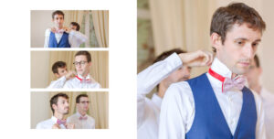 Quatre photos montrent un marié en gilet bleu au Mariage à la Forêt des Arts – Domaine de la Mulonnière, aidé par un garçon d'honneur pour son nœud papillon rouge. Ils ajustent le nœud papillon par étapes, sur fond de rideaux couleur crème. Le marié paraît concentré et calme.