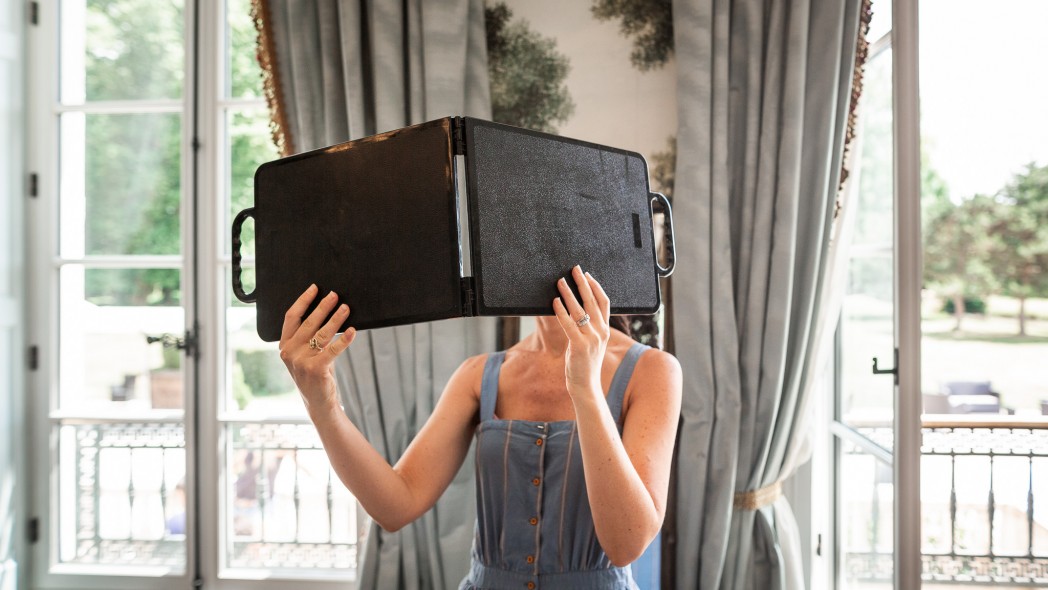 une marié se regardant dans le miroir