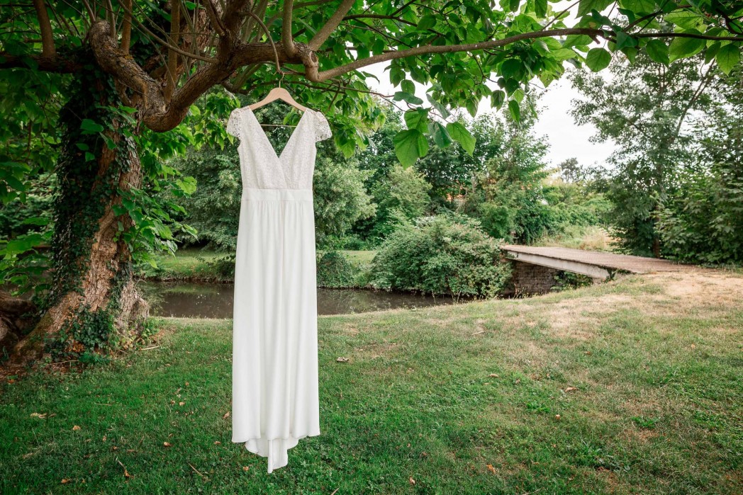 robe de la mariée suspendue à un arbre