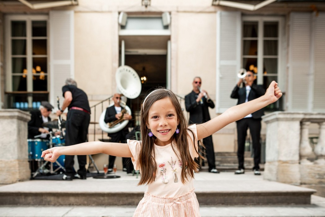 une petite fille photographiée devant un groupe de musiciens