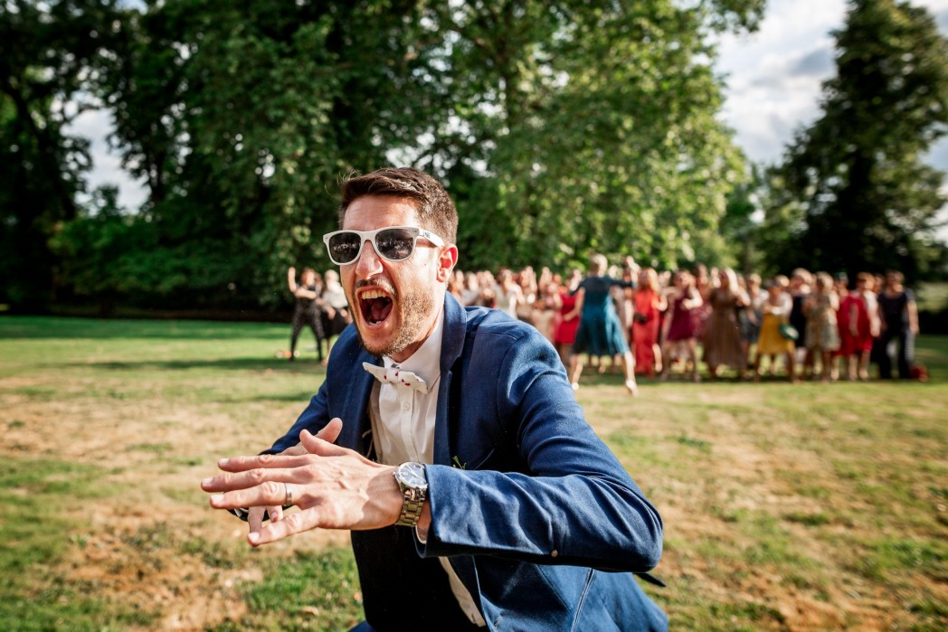 photo fun d'un mariage avec le marié qui fait un haka