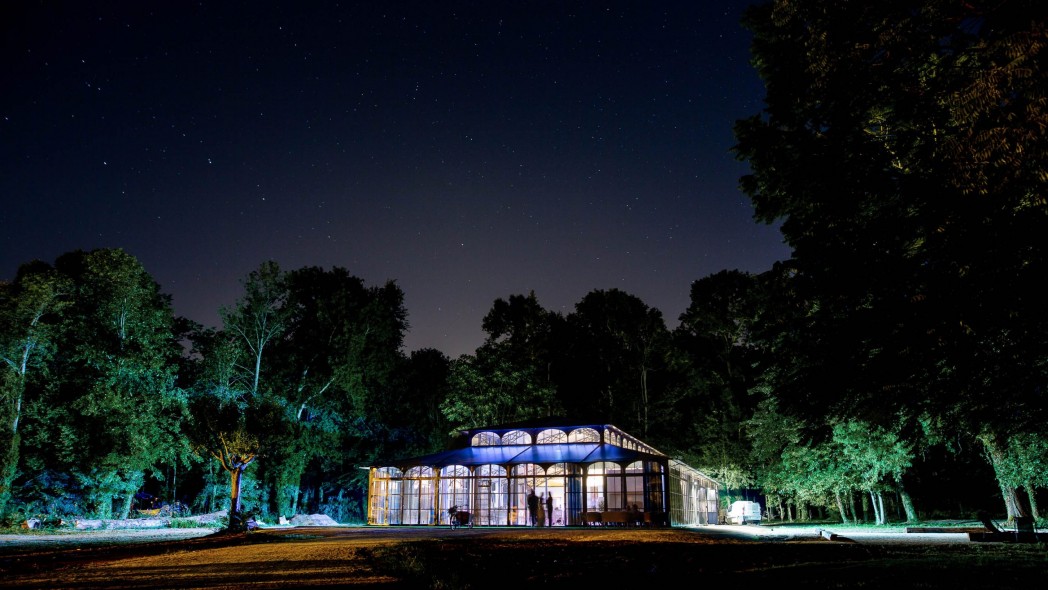 orangerie photographiée la nuit pendant un mariage