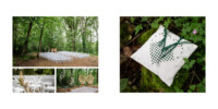 Un collage montre une cérémonie de mariage en plein air dans une forêt. Une photo montre des rangées de chaises blanches faisant face à un autel simple. Une autre montre un gros plan d'une décoration de banc avec des plantes. Deux chaises en osier sont représentées sur une photo, et un coussin pour alliances repose sur le sol de la forêt sur une autre.