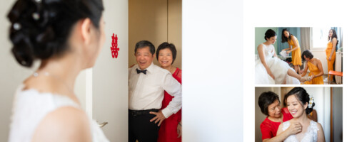 Une mariée en robe blanche est vue de dos alors qu'elle ouvre une porte à ses parents souriants, leurs visages rayonnant de joie et de fierté. Deux images plus petites sur la droite montrent sa mère l'aidant à mettre un collier et ses demoiselles d'honneur à lui mettre des chaussures. La mariée et sa famille sont remplies d'émotions heureuses alors qu'elles partagent ces moments spéciaux.