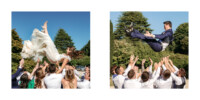 Une mariée et un marié sont lancés séparément dans les airs par leurs invités lors d'une célébration en plein air. La mariée est soulevée dans sa robe de mariée, tandis que le marié porte un costume bleu marine et une cravate. Ils sont entourés de verdure et de ciel bleu.